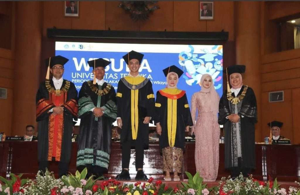 Selebriti Rey Mbayang Sukses Wisuda Di Ut Universitas Terbuka